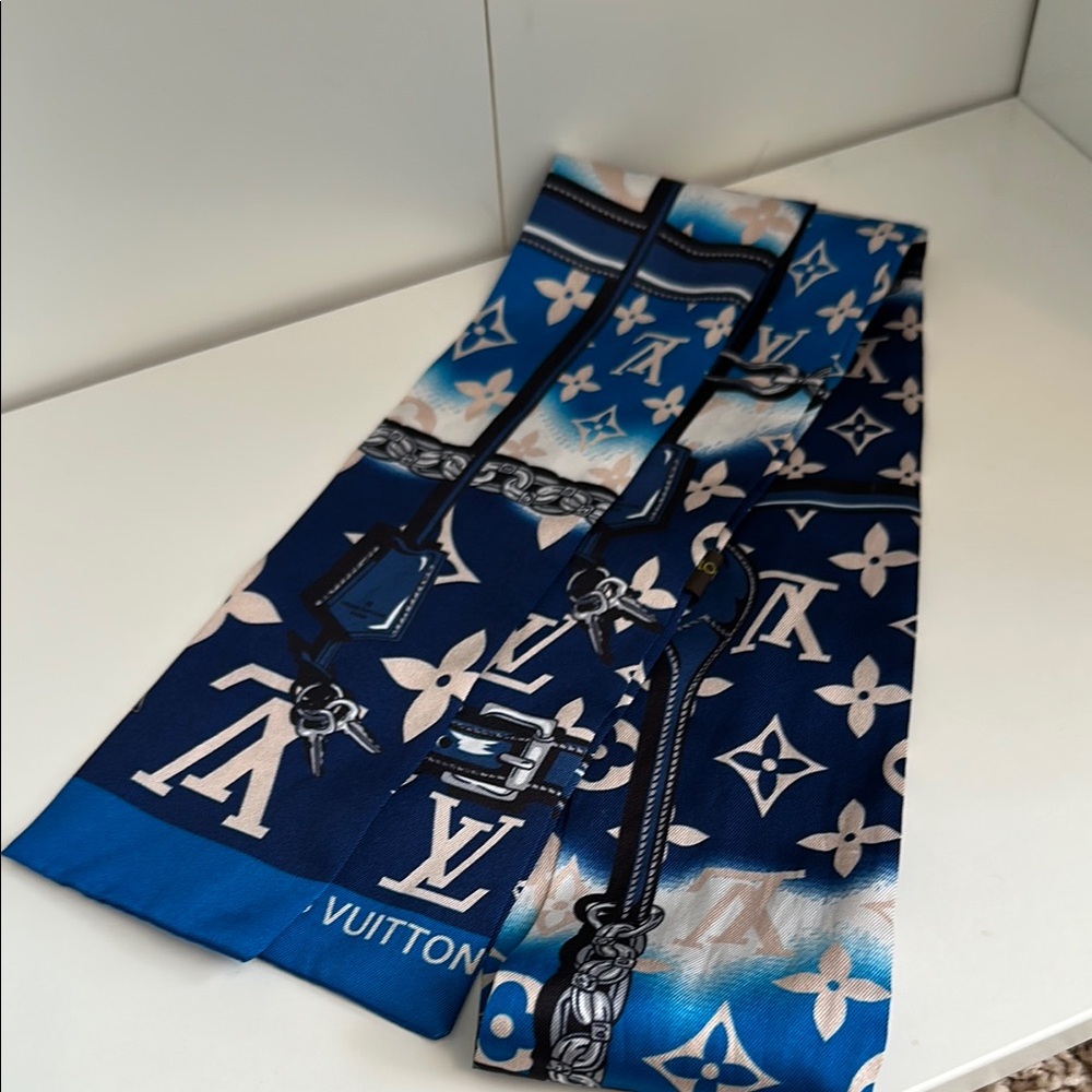 Blue and White Twilly